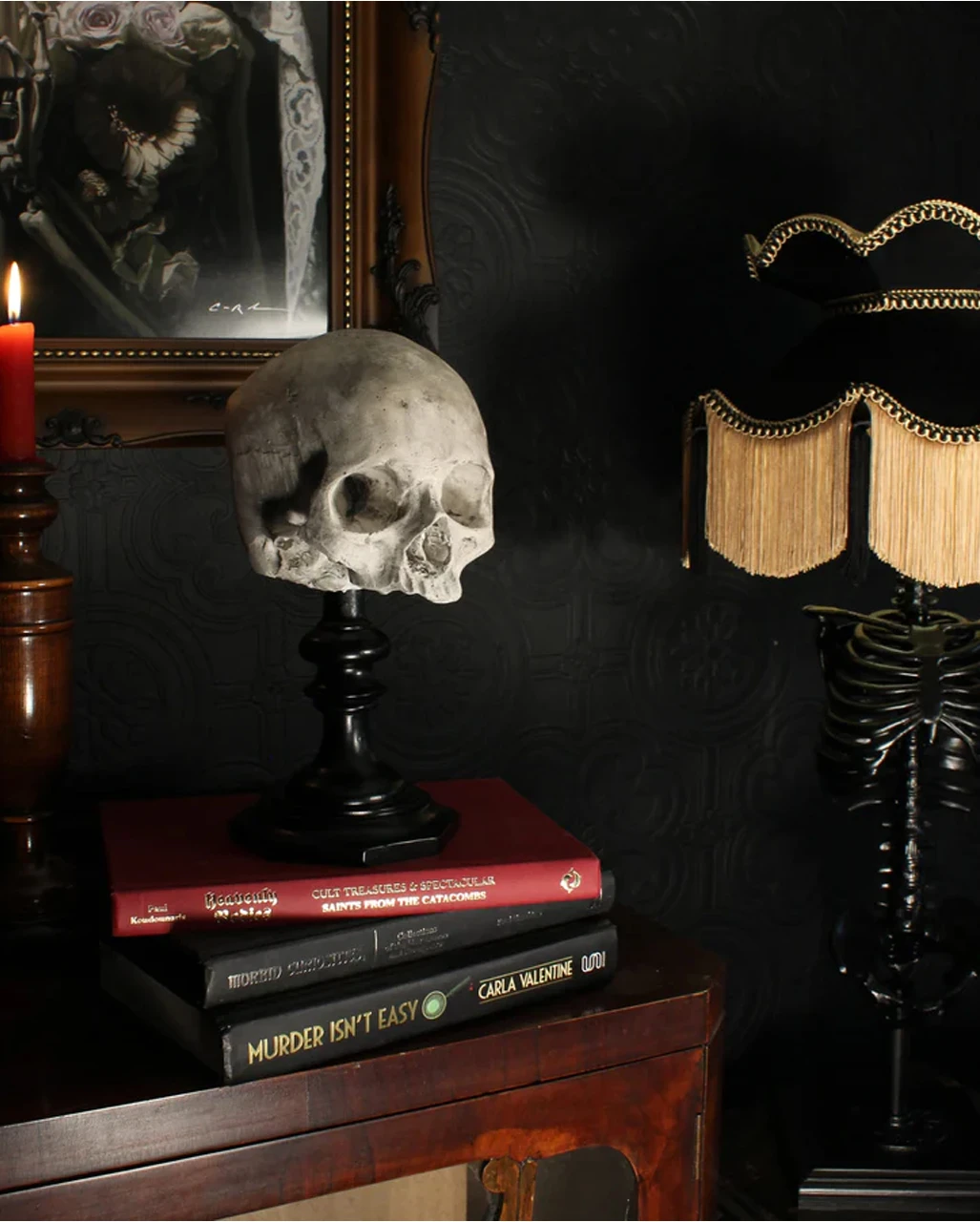 J. DOE Totenschädel Auf Sockel 20cm – Bild 5